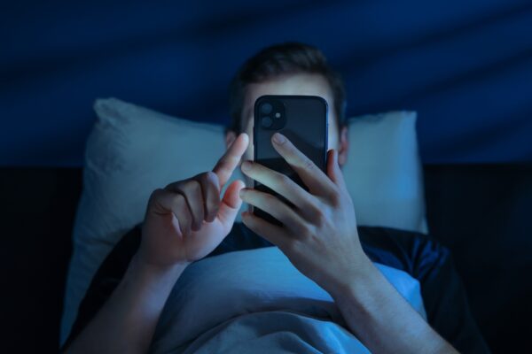 スマホを2分のつもりが45分に　アルゴリズムが脳に及ぼす影響