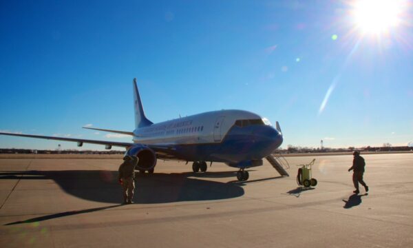 なぜ？　米空軍C-40Cがアンドルーズ統合基地から横田基地経由で深センに異例の着陸　ネット上で臆測