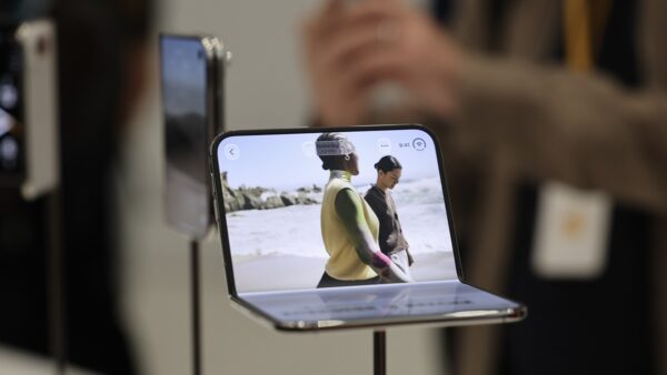 【写真】アップル初の折り畳みスマホ「iPhone Duo」　最上位モデルは2万6500元　中国本土で予約代行料が5千元に高騰