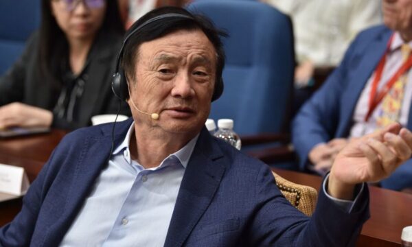 ファーウェイ任正非CEOが公の場に姿　「一家で海外逃亡」説の打ち消しか