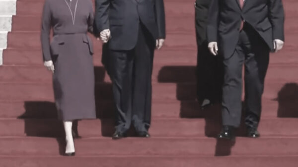 健康不安が取り沙汰される習近平　米国立公文書館の階段で彭麗媛夫人に支えられていた？（動画）