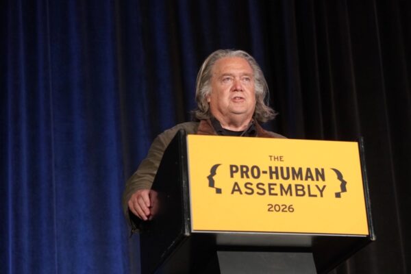 スティーブ・バノン氏とバーニー・サンダース氏、AI規制で共闘　対中姿勢では相違