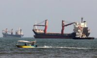 中東で相次ぐ混乱を受け　石油取引関係者は原油価格が再び上昇すると予想している。