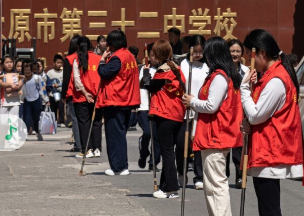 中国の学校で保護者「見守り当番」　高齢者も棒を持ち校門前に　負担に不満