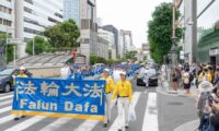 大阪市内で法輪功迫害停止を求めるパレード　沿道から上がる支援の声