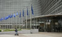 EU本部前に「棺」　欧州金属業界、中国製部品の安値流入に抗議