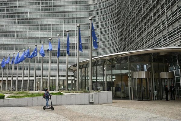 EU本部前に「棺」　欧州金属業界、中国製部品の安値流入に抗議