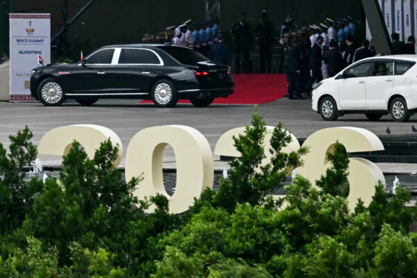 習近平のBRICS首脳会議出席にチベット人抗議　車列追跡　スローガンを叫ぶ
