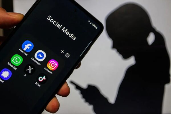EU　13歳未満のSNS利用禁止へ　15歳未満は利用制限