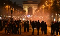 フランスで55万人が抗議　放火・略奪などの暴力が全国に拡大