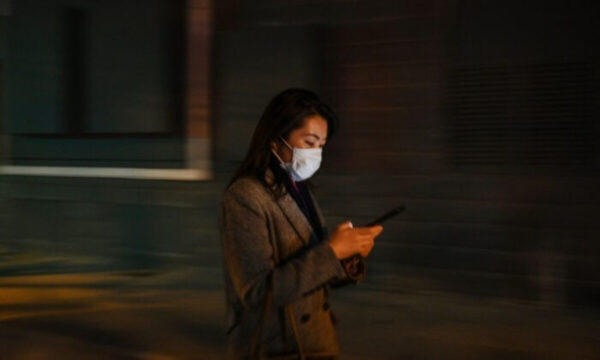 中国で短編ドラマ中毒が深刻化　「電子アヘン」と悲鳴
