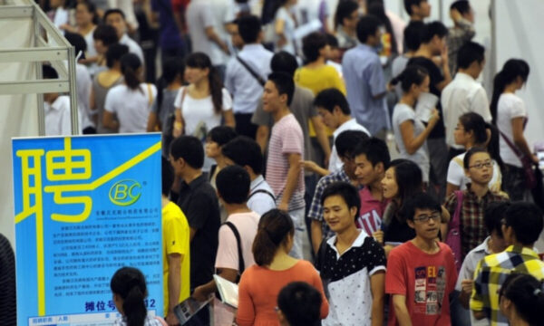 安定した仕事の採用枠1人に約6700人が殺到　中国の厳しい就職事情
