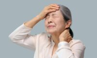 うつむき姿勢で頭痛が悪化？　首が原因の「頸性頭痛」を見分ける手がかり