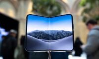 アップル初の折りたたみiPhone　画面割れの報告続出　不具合認め交換対応へ