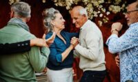 パーキンソン病にダンスが役立つ理由　歩行・バランスから心の健康まで