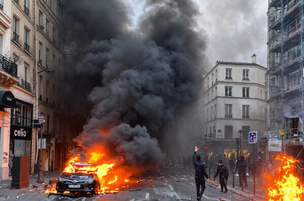 フランスの暴力　根源に潜む「自由主義的ネオ共産主義」の帰結